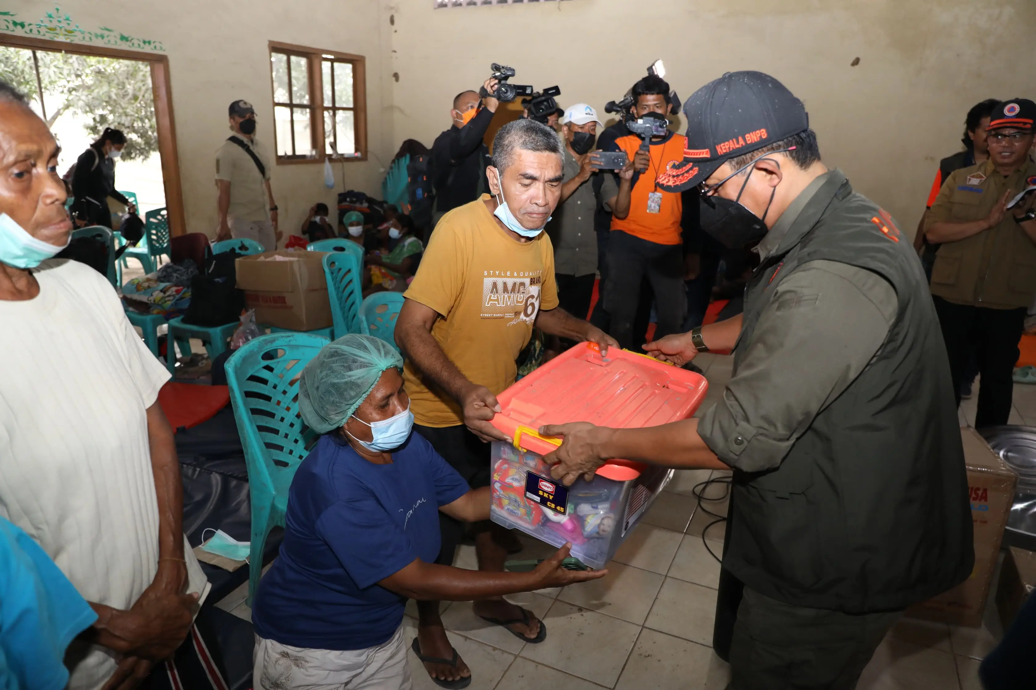 Kepala Badan Nasional Penanggulangan Bencana (BNPB) Letjen TNI Dr. Suharyanto, S.Sos., M.M (kemeja dan rompi hijau) saat berada di pengungsian Desa Kringa, Kabupaten Sikka, Nusa Tenggara Timur pada Jumat (8/11).